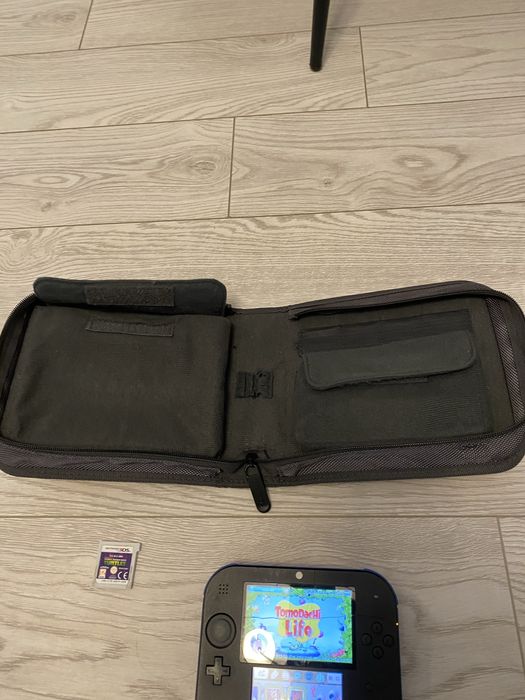 Nintendo 2DS insotit de accesorii