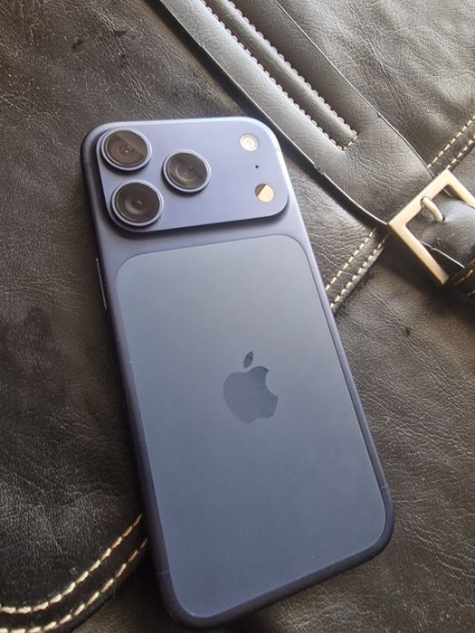 Iphone 17 pro , deep blue