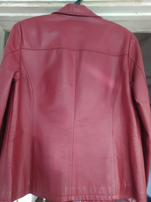 Бордовая куртка для девушек