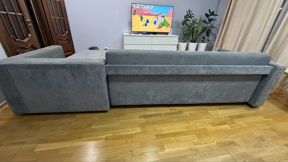Угловой диван серого цвета