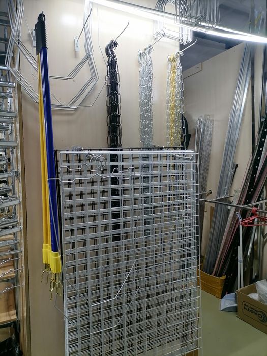 Торговое оборудование и материалы на упаковку.