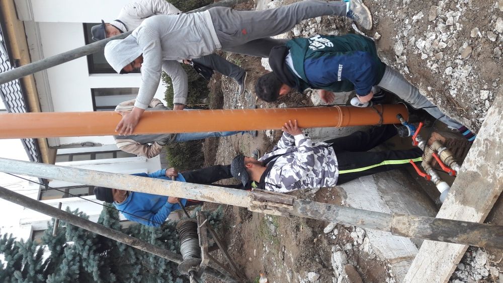 Executam foraje puturi Apa