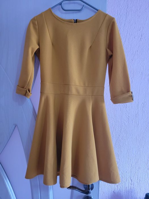 Рокля в цвят горчица.