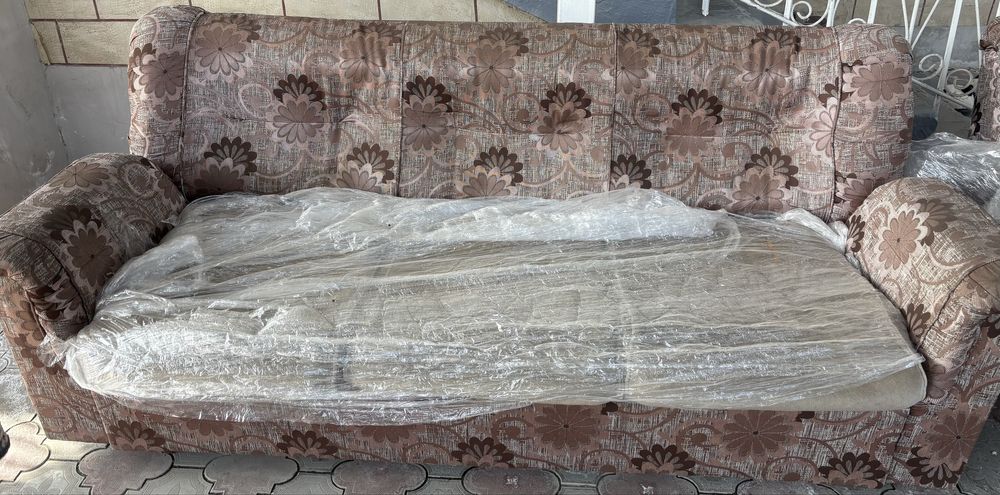 Диван с двумя кресломи