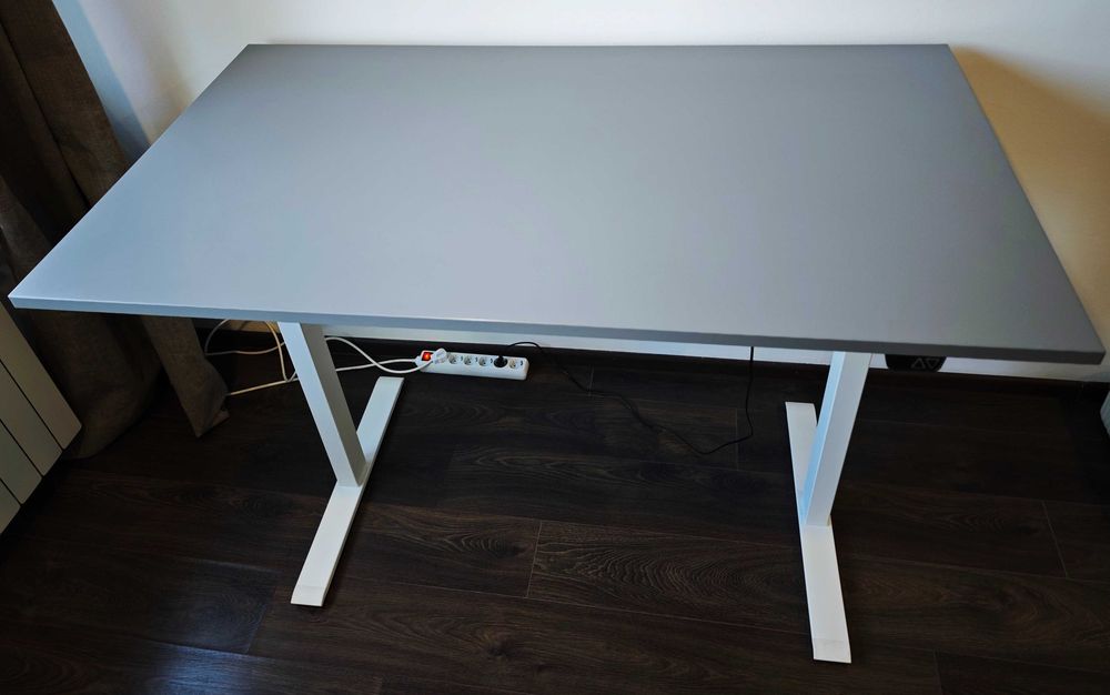 Birou IKEA cu înălţime reglabilă, electric, 140x80 cm
