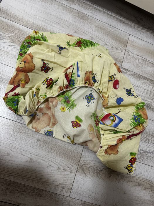 Vand patut bebe include(saltea de cocos si setul cu aparatori si cearceaf)