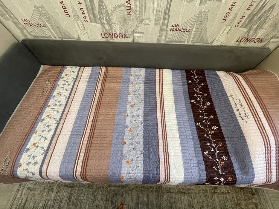 Новое стёганое двустороннее покрывало на кровать размером 210 на 135