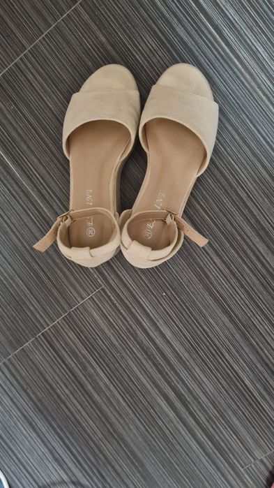 Бежови сандали на платформа