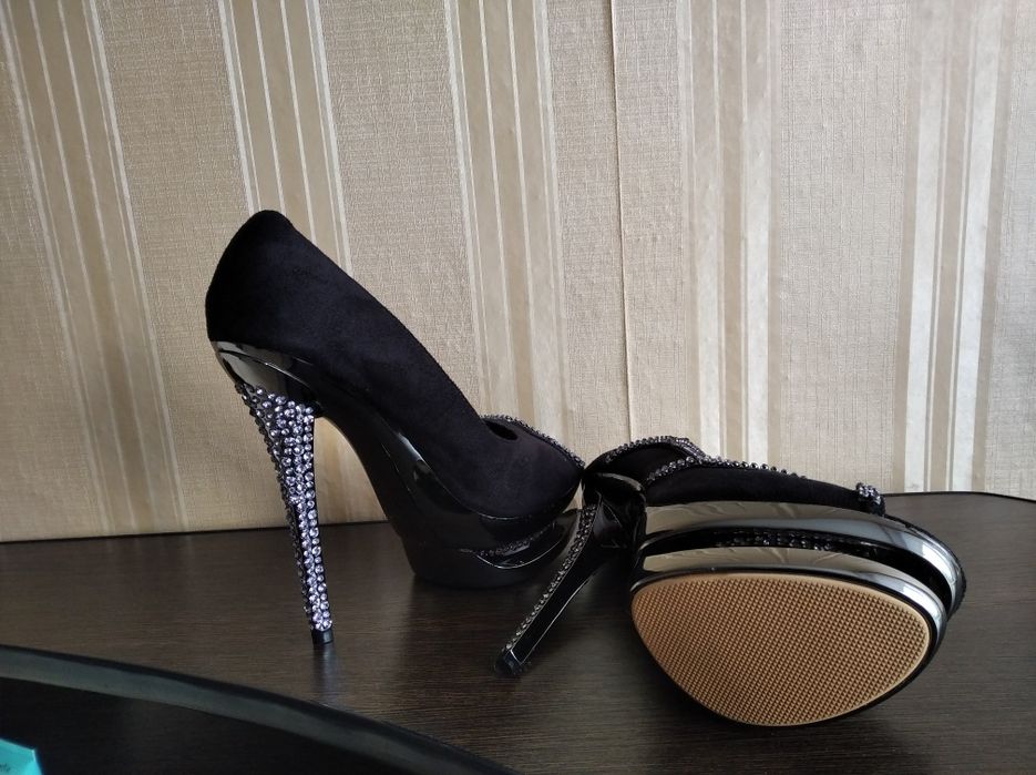 Продам женские туфли