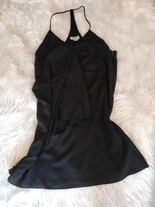 Черна рокля с интересна предна част