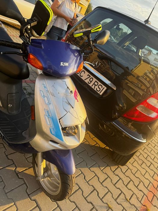 Dau spre vanzare 2 scutare un rdb și un sim   cu motoare de 49 si setu