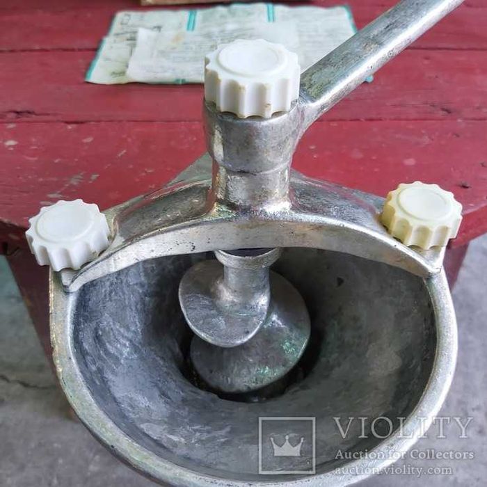 Соковыжималка советская СБ-4 чугунная ручная