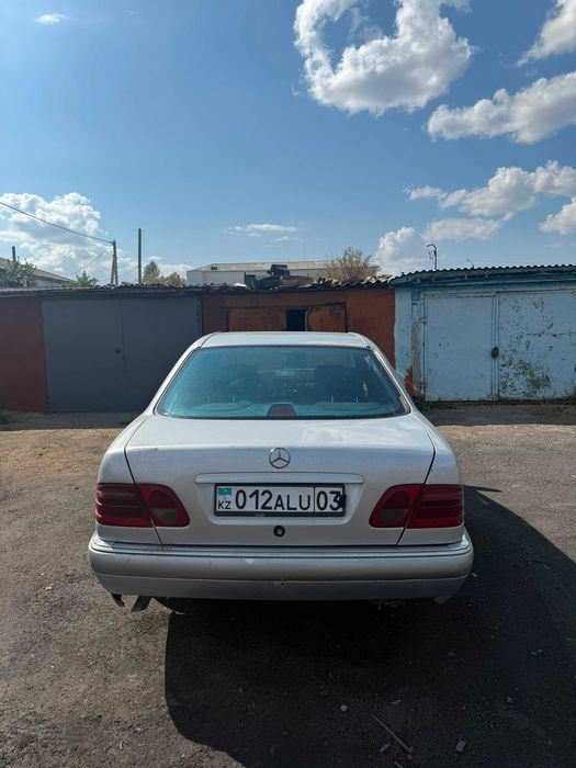 Продам мерс 210 2.3