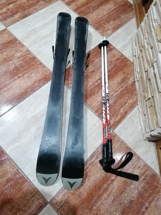 Ski-uri, bețe, cască.