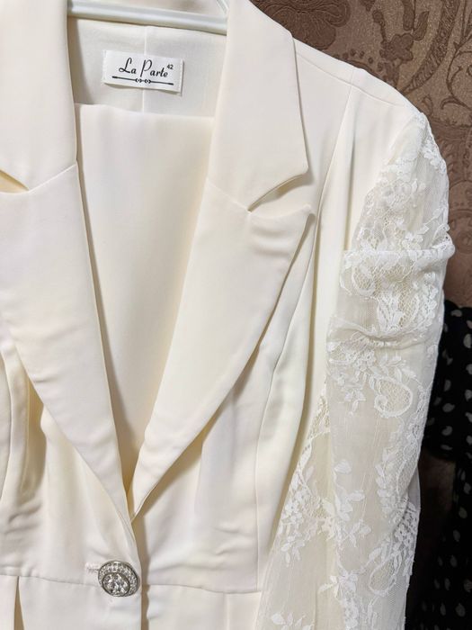 Jenskiy kiyimla bir mata kiyilgan