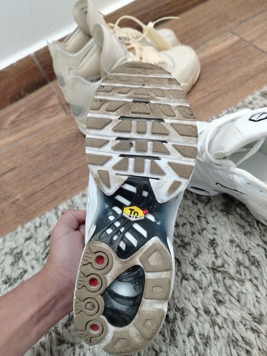 Vand o pereche de Nike Tn albe  marimea  39