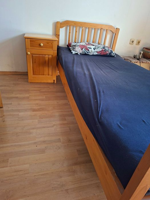 Единично легло с матрак и нощно шкафче, масив