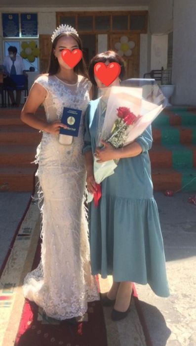 Нарядное, красивое платье с перьями