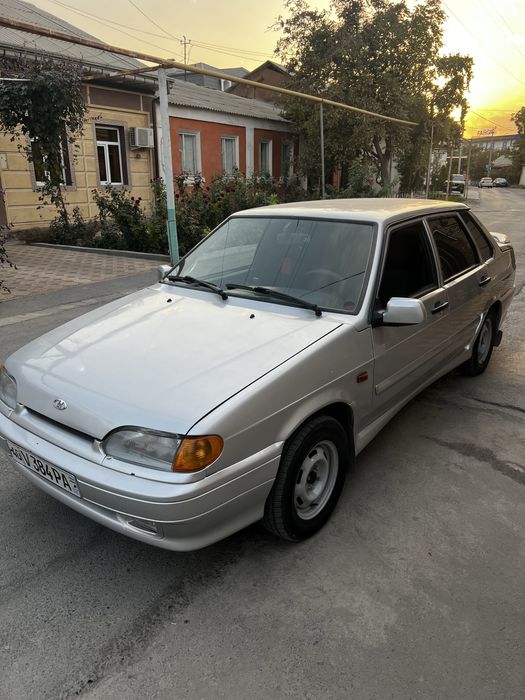 Машина Lada 2115.