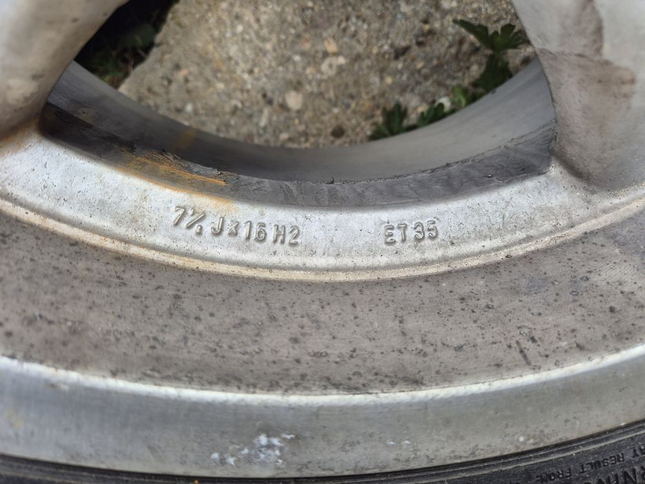 Продавам джанти с гуми.