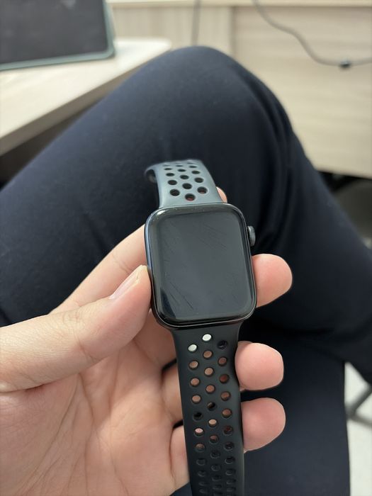Продаю Apple watch SE