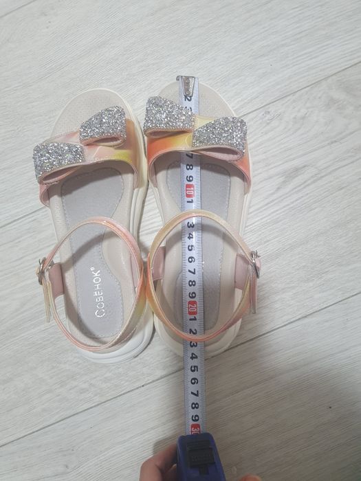 Босоножки на девочку 8-9 лет( 36 размер)