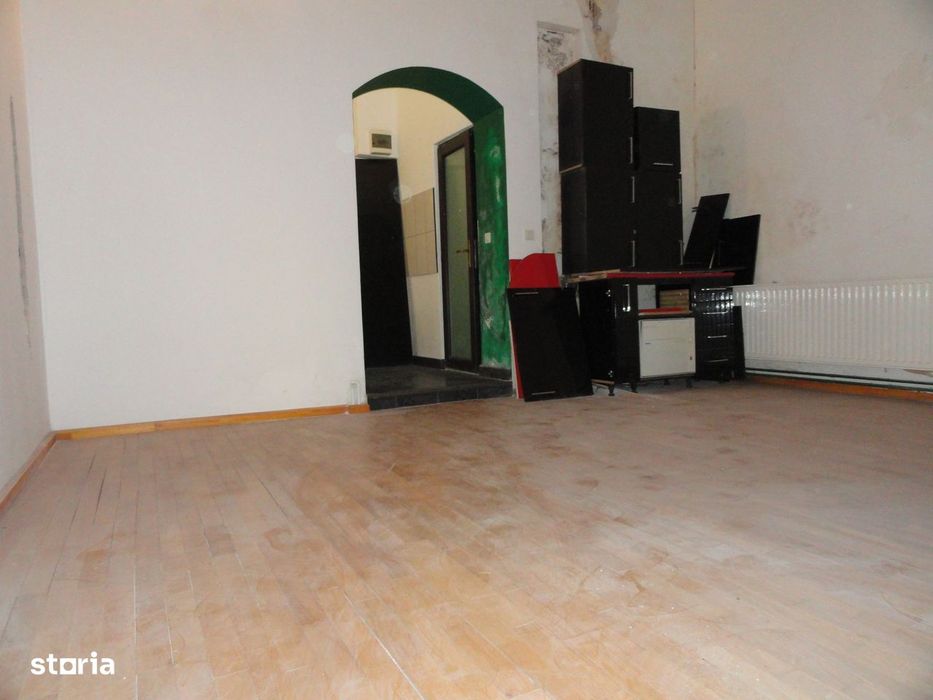 Spatiu comercial 79 mp acces stradal zona centrala langa Hotel Anirok