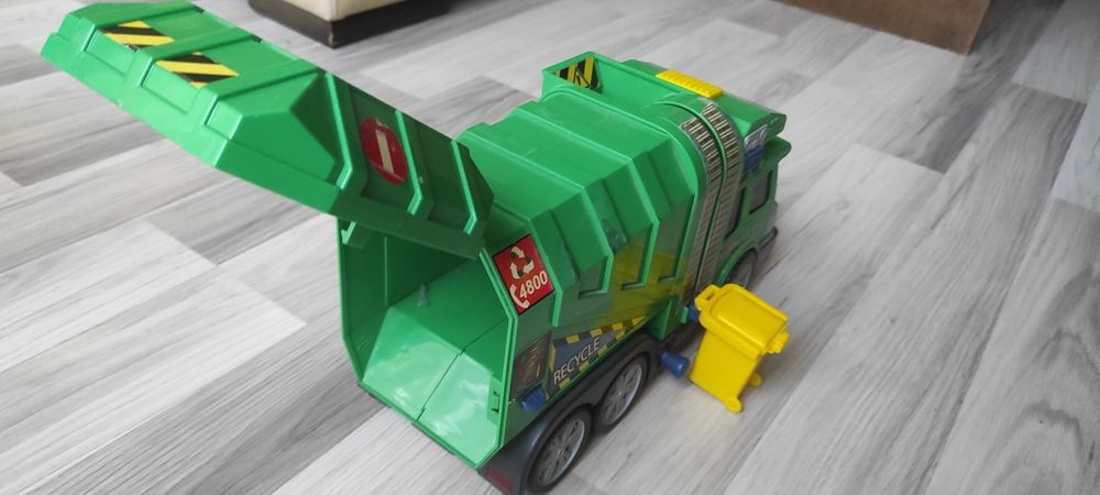 Продавам боклукчийски камион Dickie