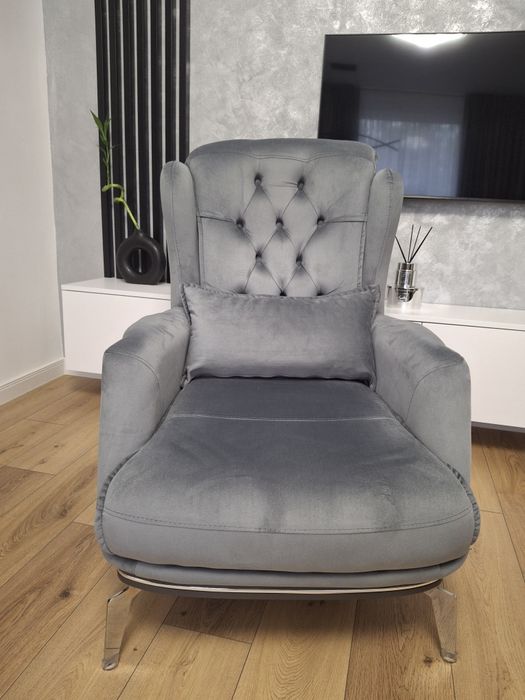 Vând fotoliu chesterfield si 4 scaune