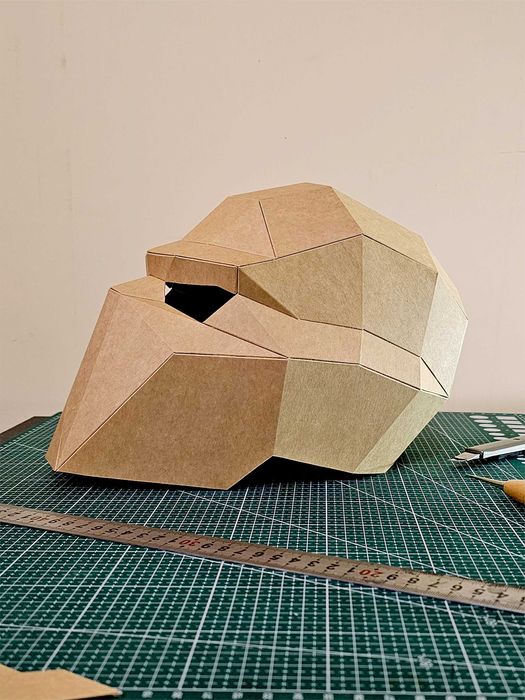 Декоративный 3D шлем из крафт-картона
