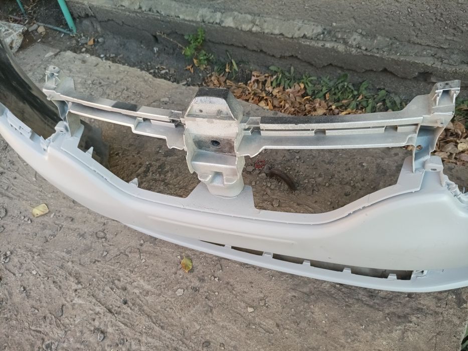 Продаю бампер передний на Рено Логан