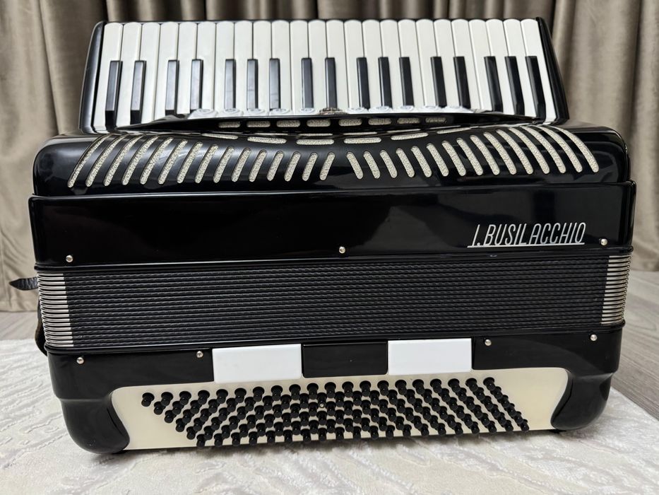 Acordeon italian I. Busilacchio, 120 bași,clape piano, profesional