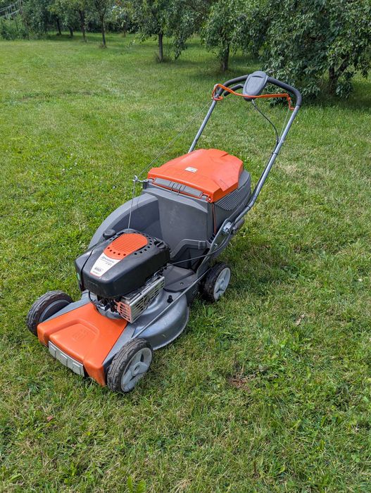 Masina de tuns iarba cu tractiune Husqvarna