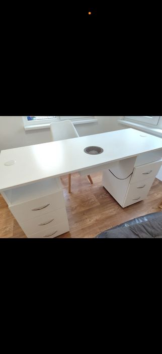 Бюро за маникюр с прахоуловител