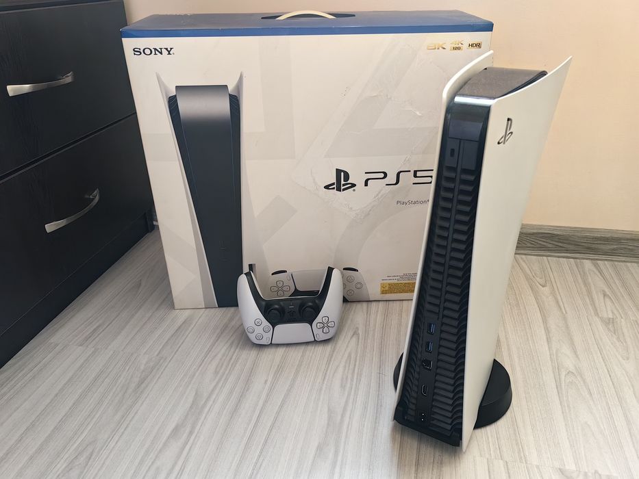 Продавам отлично запазен Playstation 5 Standard Disk Edition