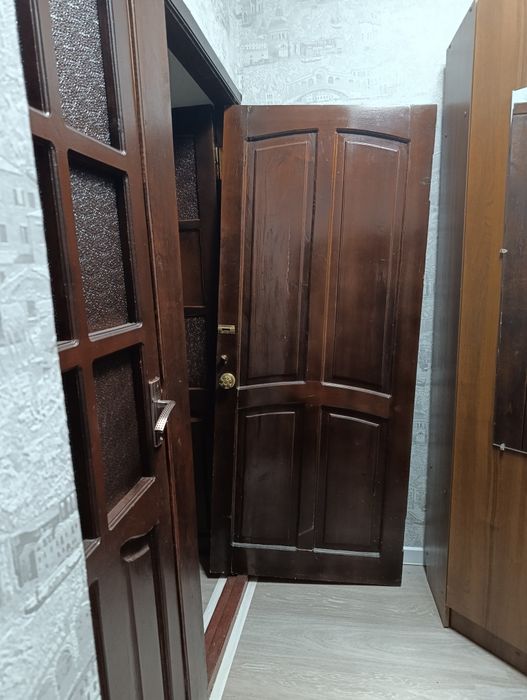 Стол компьютерный и дверь деревянный