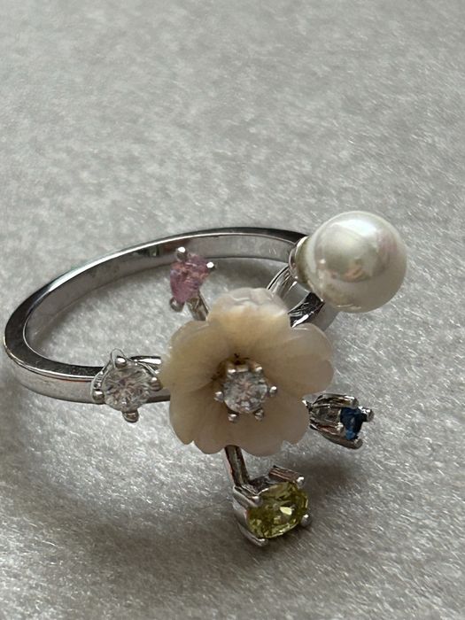 Много красив сребърен пръстен  със седефено цвете, перла и топази