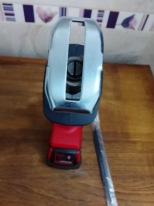 Fierăstrău sabie Milwaukee cu o baterie de 6a Nou