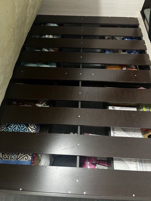 Продам кровать с матрасом и столик