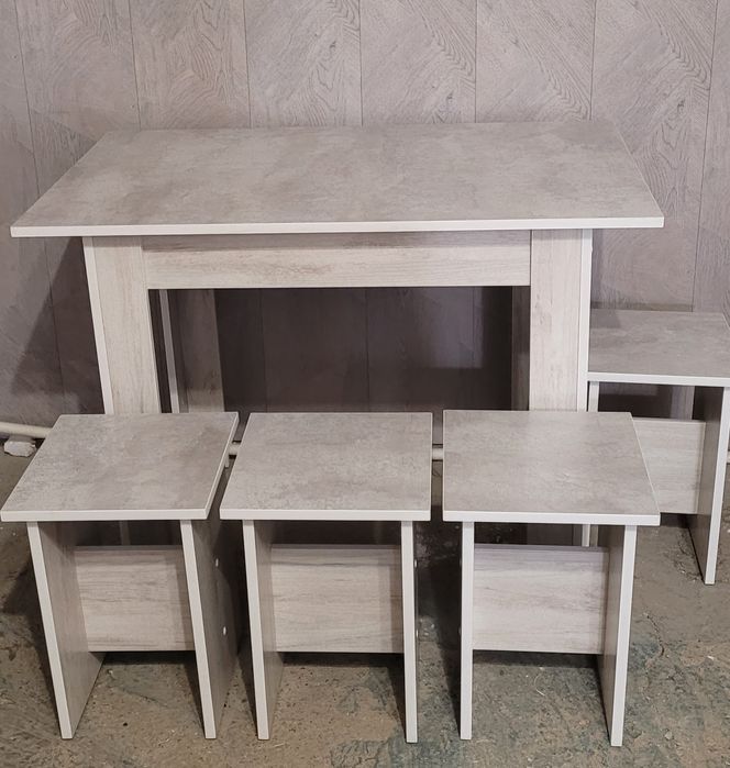Кухонный стол и 4 табуретки