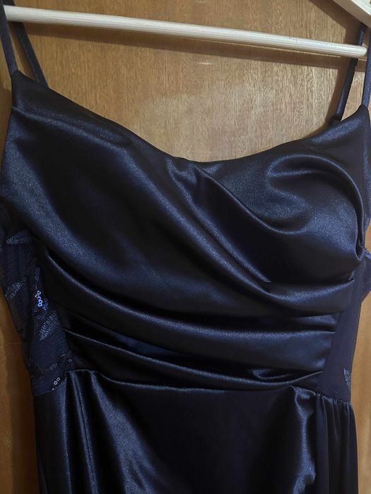 Тъмносиня, сатенена, дълга рокля