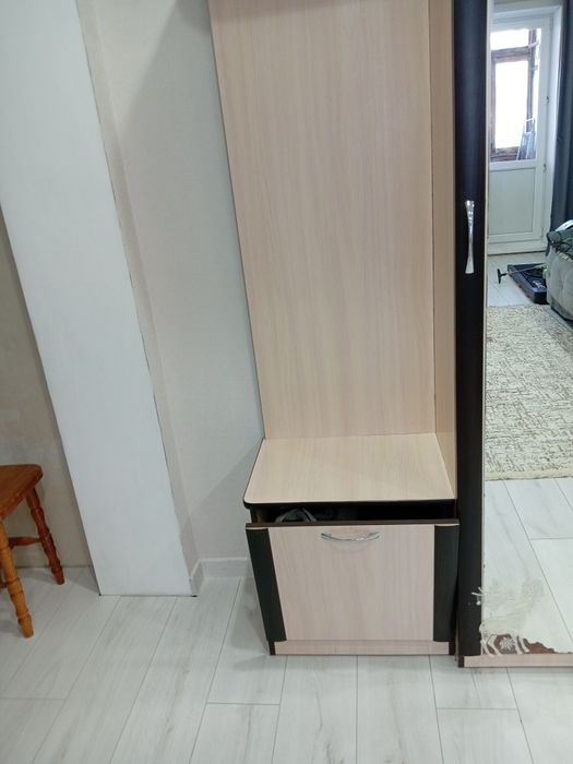 Продам прихожую  б у