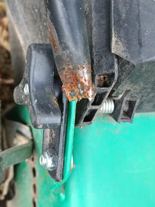 Mașină de tuns iarba cu tracțiune