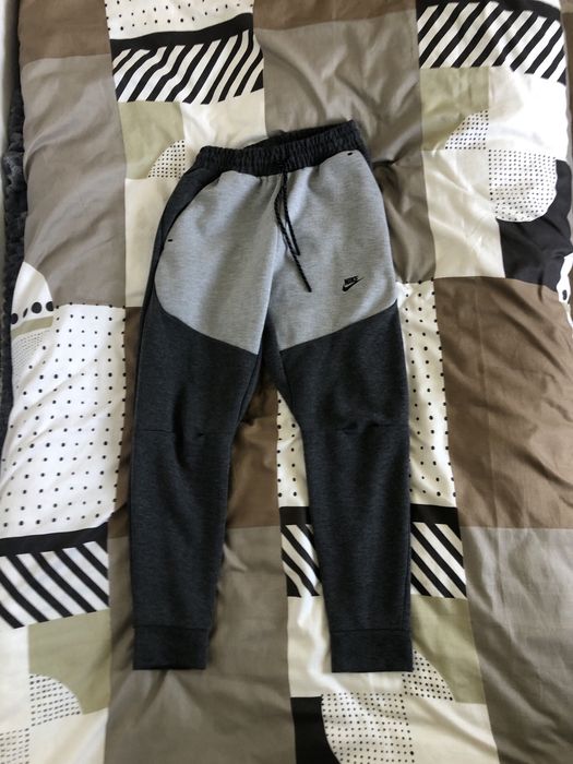 Vând pantaloni nike tech negri cu gr