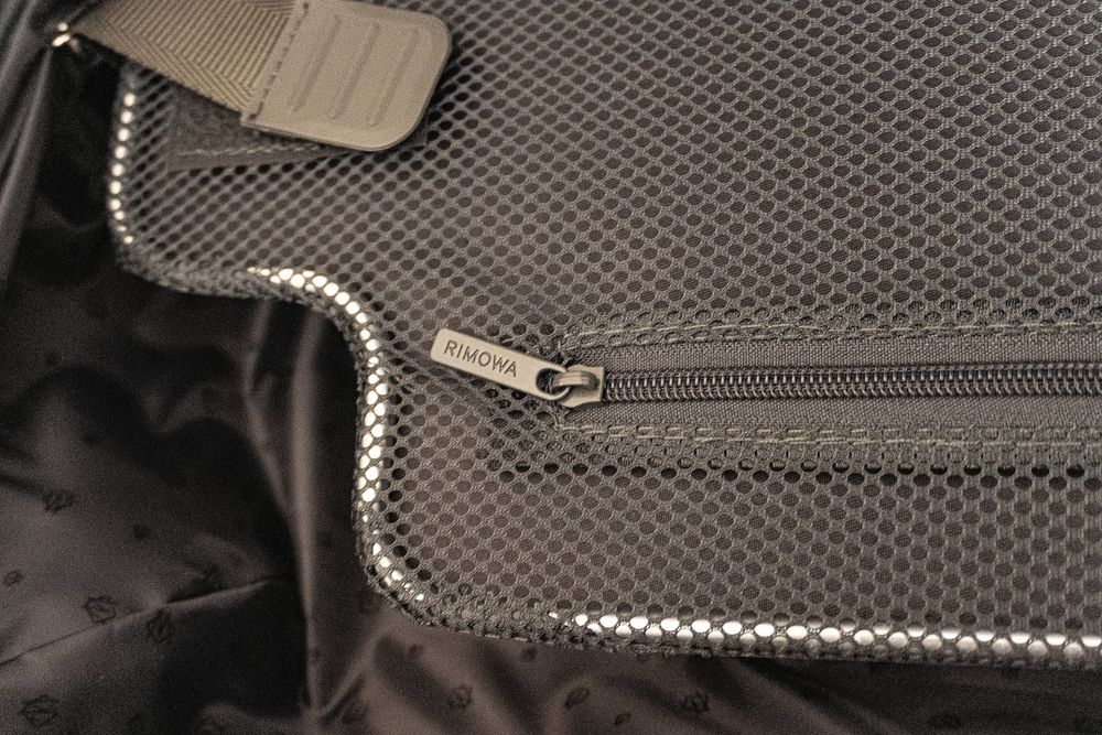 Чемодан RIMOWA в черном цвете (Check-in L)