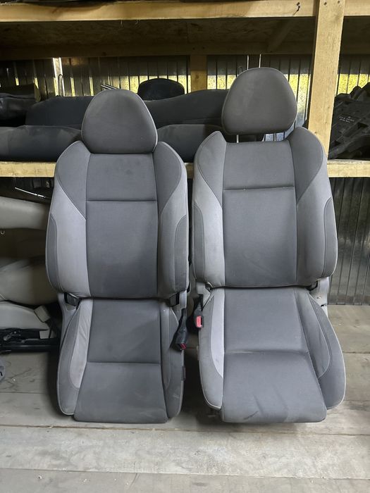 Передние сиденья на Subaru