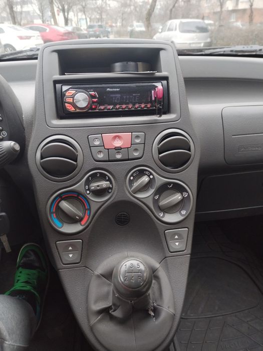Vand Fiat Panda 1.2 benzină.