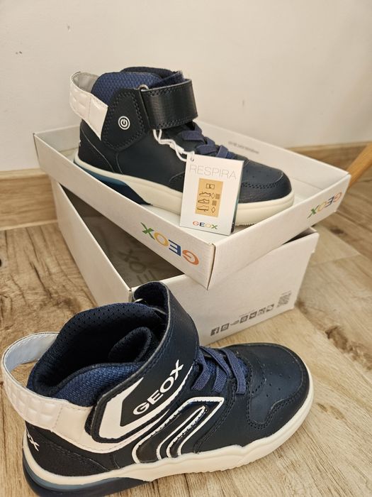 Светещи маратонки Geox НОВИ