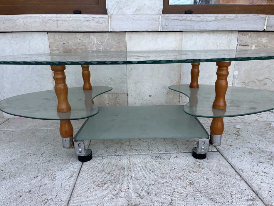 Masa de sticlă cu picioare de lemn