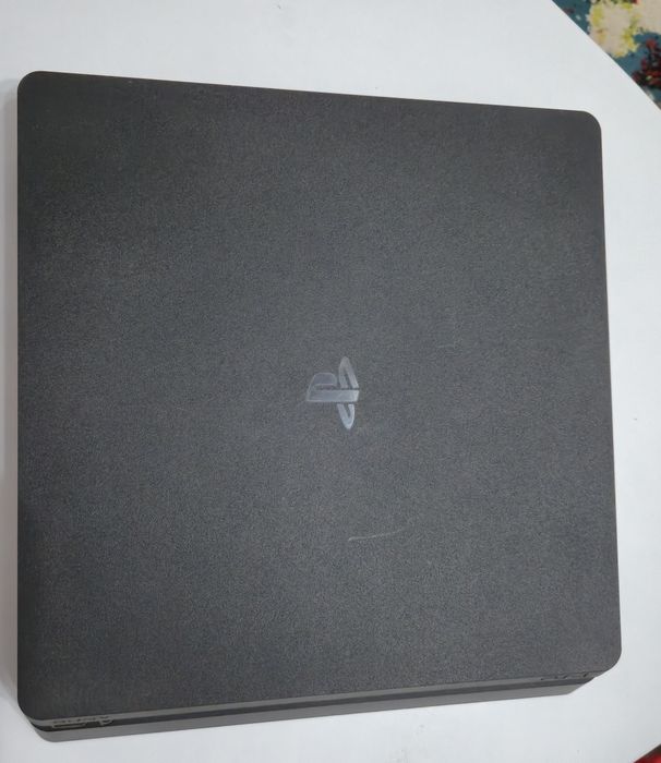Vand Playstation 4 Slim + 1 controller